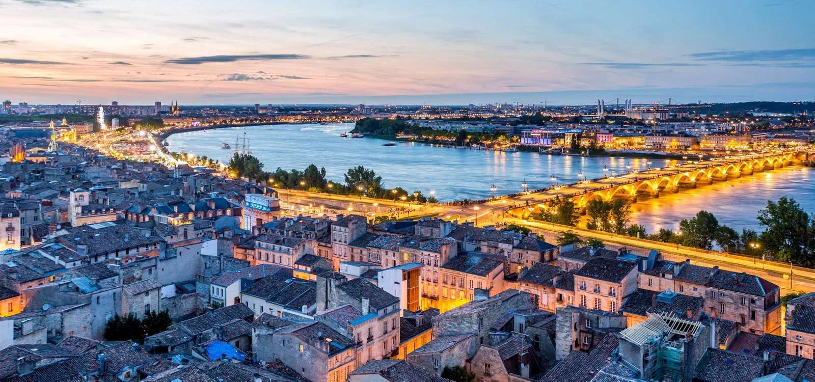 Vue aérienne de Bordeaux et de la Garonne de nuit